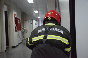 Bombeira de folga foi fundamental na evacuação de prédio durante incêndio em Maceió