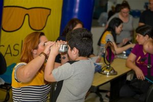 Óticas Carol reforça a importância do cuidado com a visão infantil e celebra reconhecimento por projeto social premiado