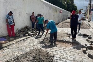 Rua Siqueira Campos é interditada pela prefeitura de Penedo para reparos no calçamento
