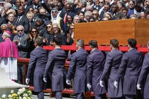 No Vaticano, Lula diz que papa fez história ao combater desigualdades