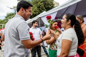 Rodrigo Cunha celebra Dia das Mães com mulheres em Arapiraca
