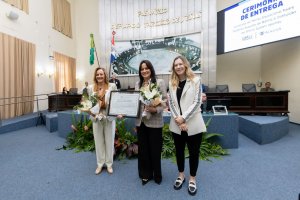 Assembleia Legislativa de AL homenageia System Idiomas com Comenda Padre Teófanes