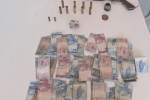 PM retira duas armas de fogo das ruas em ações no interior