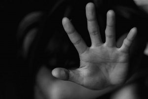 Mulher denuncia agressão e marido é preso em flagrante por violência doméstica