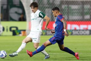 Líder Palmeiras vira sobre o Bragantino e abre vantagem na ponta do Brasileirão