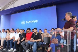 Prefeitos e prefeitas prestigiam entrega histórica do Governo de Alagoas à Segurança Pública