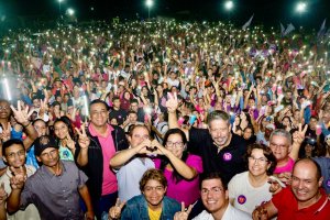 Lagoa da Canoa: Edilza, Arthur Lira e Tainá arrastam multidão no povoado Alexandre