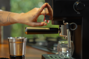 Nova cafeteira WAP Aroma Prime combina tecnologia touch e preparo de dois cafés ao mesmo tempo