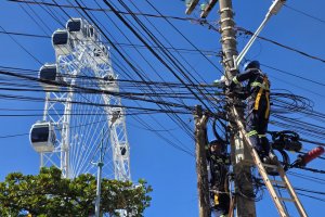 Ilumina retira 3,5 toneladas de cabos abandonados da orla da Pajuçara