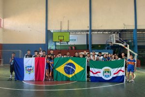 Estudantes de escolas municipais participam da etapa basquete do Vivenciando o Esporte