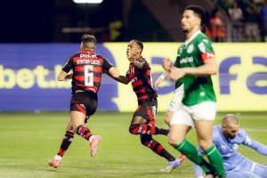 Rossi pega pênalti, Flamengo vence Palmeiras e encosta na liderança do Brasileirão