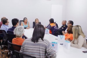 Prefeita Tia Júlia se reúne com empresários e reforça a importância de notificar à PM em casos de roubos e furtos