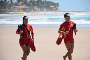 Guarda-vidas salvam dois adolescentes de afogamento na Praia do Francês