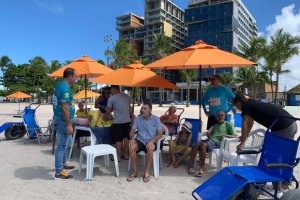 Prefeitura promove banho de mar assistido para idosos da Casa do Pobre de Maceió
