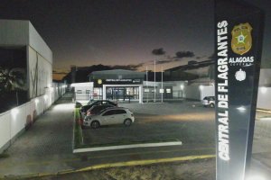 Homem é conduzido à Central de Flagrantes por furto de celular em colégio de Maceió