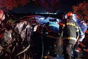 Bombeiros resgatam vítimas de colisão de carro contra árvore no Pilar