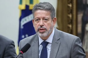 Arthur Lira amplia redução parcial de IR para quem ganha até R$ 7.350