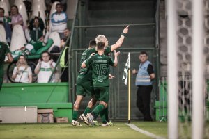 CRB sofre nova derrota diante do Coritiba e permanece ameaçado na Série B