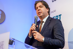 Ministro das Comunicações participa de evento internacional sobre radiodifusão na França
