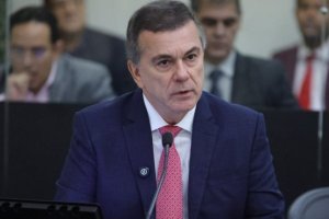 Ronaldo Medeiros celebra redução do preço da gasolina e valorização do serviço público