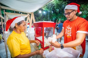 Parada Natalina leva brilho e magia do natal para comunidades de Maceió