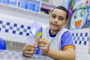 Alunos de escola municipal produzem presentes tecnológicos na aula de robótica