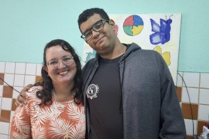 Entre panelas, quadros e corações: mães que educam dentro e fora de casa