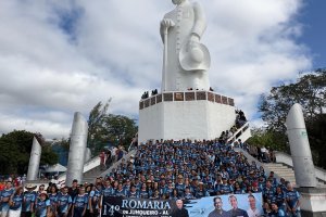 Deputado Fernando Pereira reforça tradição da Romaria de Junqueiro ao Juazeiro, na subida ao Horto do Pe. Cícero, com milhares de romeiros