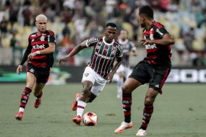 Flamengo bate Fluminense e larga na frente por título do Carioca