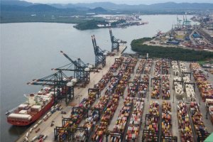 Ministério revisa para baixo projeção de superávit comercial