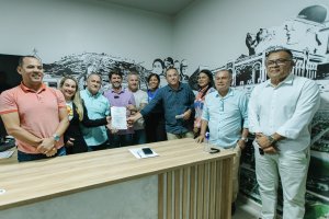 Junior Menezes sanciona lei que reajusta salário ao servidor público ainda em maio