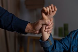 Após pedido do Ministério Público, acusado de tentativa de feminicídio tem prisão preventiva decretada