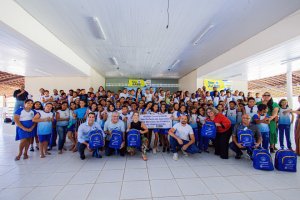 Centenas de estudantes do contraturno recebem kits esportivos