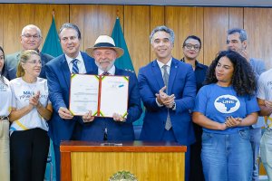 A convite de Lula, deputado Rafael Brito participa do lançamento de programa para valorização dos professores