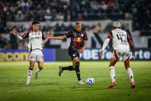 Wesley marca em possível despedida, Flamengo vira e quebra tabu contra o Bragantino 