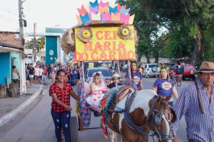 Com muito forró no pé, Prefeitura de Palmeira dá início ao São João do Povo com tradicional Desfile de Carroças