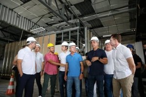 Hugo Motta e Nabor Vanderley visitam obras da nova unidade da AeC em Patos (PB)