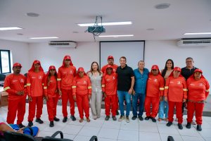 Murici: Remi Filho inicia gestão com entrega de uniformes para servidores da limpeza urbana