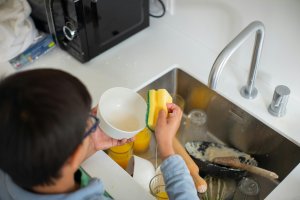 “ Google, como passa roupa?”: sem prática e com medo de errar, Geração Z aprende a cuidar de casa com a Internet