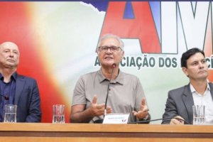 Em reunião com prefeitos, Renan confirma que vai disputar reeleição ao Senado em 2026