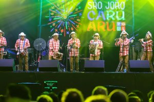 Forró embala São João de Caruaru, 'o maior do mundo'