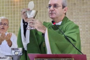 Padre Walfran mostra documento com regularidade de suas prestações de contas