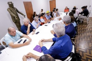 Prefeita Tia Júlia se reúne com secretariado para planejar novas ações na administração municipal