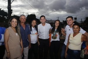 Prefeito Marcelo Beltrão homenageia Maísa Silva, campeã nacional de atletismo, e anuncia construção de Vila Olímpica