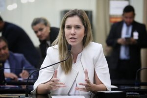 Cibele Moura reforça importância de projeto de câmeras de segurança, para proteger também professores e funcionários