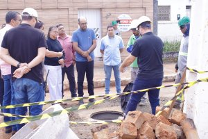 Prefeita Tia Júlia fiscaliza obras de saneamento básico em Palmeira e assegura cumprimento de determinação