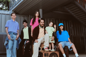 D2, pela primeira vez com toda a família, dá nova voz a ‘Loadeando’ na campanha de Dia dos Pais da Riachuelo