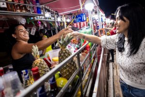 Ambulantes comemoram sucesso nas vendas no primeiro dia do São João Massayó