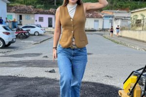 Prefeita Ceci acompanha início da Operação Tapa-Buraco em Atalaia