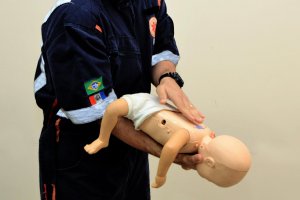 Médica do Hospital Ib Gatto Falcão orienta sobre como agir em casos de engasgo de bebês